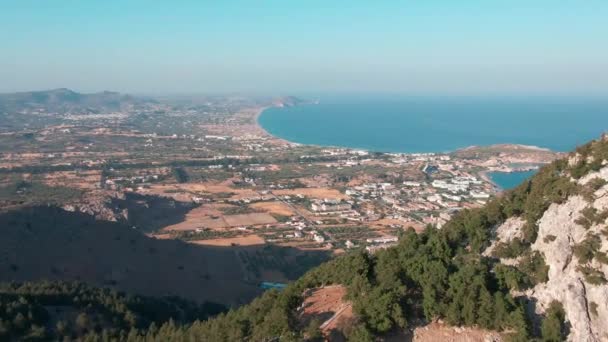 Vue de Kolympia depuis l'église de Tsambika sur l'île de Rhodes, Dodécanèse, Grèce — Video