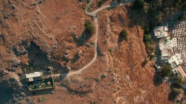Lindos akropolünün güzel manzarası ve küçük beyaz evleri olan küçük bir köy.