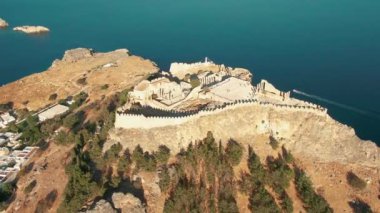 Lindos akropolü. Lindos köyünün tepesindeki antik kale