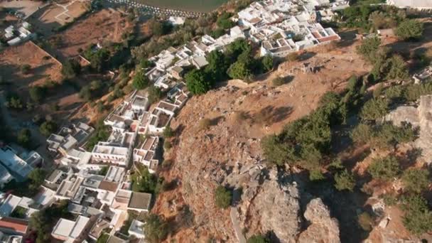 Hermoso panorama del pueblo de Lindos con la antigua acrópolis . — Vídeo de stock
