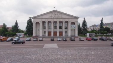 Taras Shevchenko tiyatrosu Chernihiv, Ukrayna 'da. Şehrin merkezinde kırmızı kare..