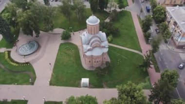 Chernihiv şehrinin merkezindeki Piatnitskaya Kilisesi.