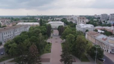 Mykola Popudrenko meydanı ve çeşme. Chernihiv şehri, Ukrayna.