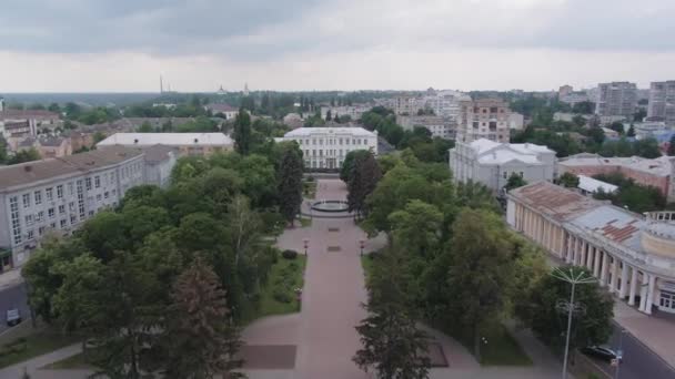 Place Mykola Popudrenko avec fontaine. Tchernihiv ville, Ukraine. — Video