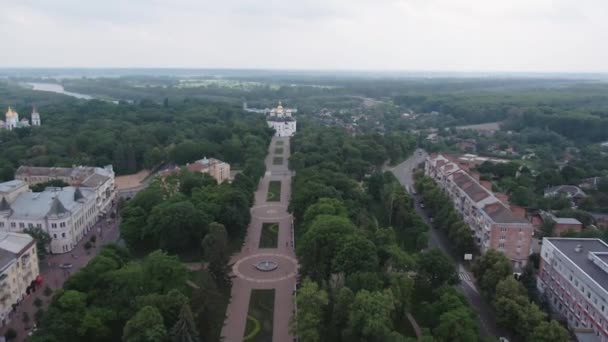 Vue sur la cathédrale Sainte-Catherine. Avenu of Heroes dans le centre de la ville de Tchernihiv, Ukraine. — Video