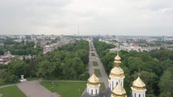 Vue vers le centre de la ville de Tchernihiv Place Rouge depuis la cathédrale Sainte-Catherine. — Video