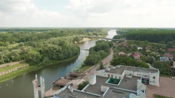 Puerto del río Chernihiv y pasarela sobre el río Desna . — Vídeos de Stock