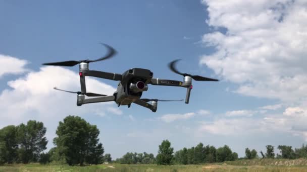 Dron letí nad zemí. Quadrocopter ve vzduchu s fotoaparátem připraven k focení nebo videa. — Stock video