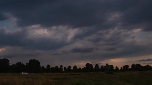 Ijesztő esőfelhők gyülekeznek az égen. Apokaliptikus égbolt időapszis. — Stock videók