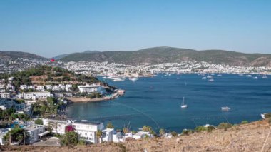 Bodrum kenti, Türkiye 'deki DEA limanının zamanı. Tepenin tepesinde Türkiye 'nin kırmızı bayrağı ve kent manzarası.
