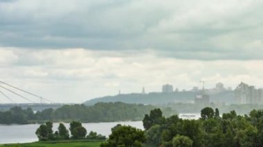 Ukrayna 'nın Kyiv kentindeki Kyiv-Pechersk Lavra ve Rodina Mat anıtına kent manzarası.