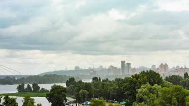 Şehir merkezinden Kuzey Köprüsü, Obolon bölgesi ve Kyiv şehrine. Güneş, yağmur ve bulutlarla iklim değişikliği. — Stok video