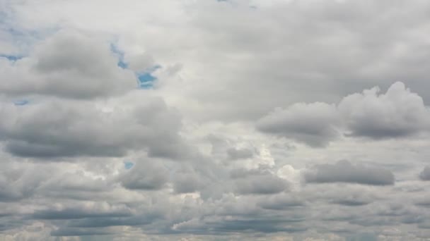 Sky timelapse med vita moln bygga rörelser. Långsamma moln. 4K cloudscape timelapse film. — Stockvideo