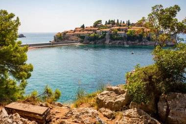 Sveti Stefan lüks tatil köyü. Adriyatik Denizi 'ndeki Sveti Stefan adasına bak.