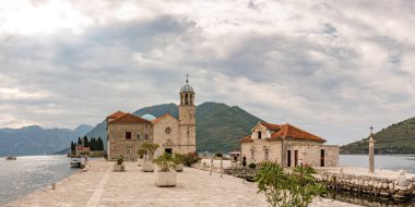 Karadağ 'ın Kotor Körfezi' ndeki Perast yakınlarındaki Our Lady of the Rocks adasının ve kilisenin güzel manzarası