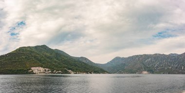 Karadağ 'ın Perast kenti yakınlarındaki Kotor körfezinde Panorama.