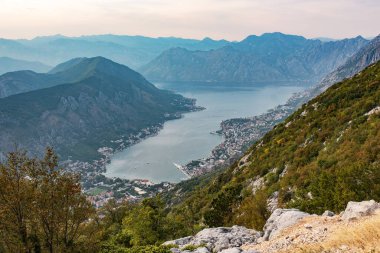 Dağ yolundan Kotor Körfezi ve Şehri Panoraması. Kotor şehrinin güzel manzarası ve Karadağ 'ın büyüleyici dağları.