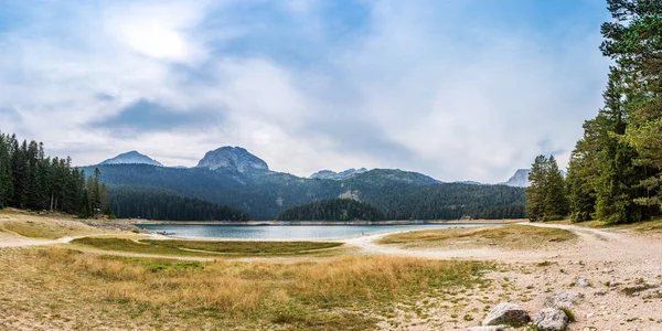 Kuzey Karadağ 'ın Zabljak kenti yakınlarındaki Durmitor Dağı' nda Kara Göl veya Crno jezero.