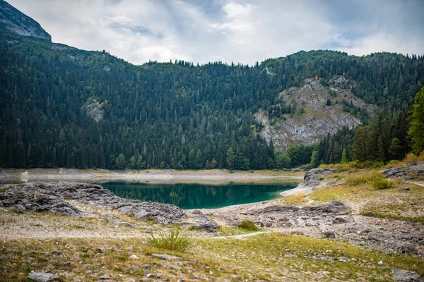 Lago Negro ou Crno jezero no monte Durmitor perto da cidade de Zabljak, no norte de Montenegro. Imagens Royalty-Free