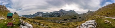 Durmitor Dağı 'nın tepesinde güzel bir manzara. Bankları ve Karadağ 'ın dağlarına bakan inanılmaz manzaralı küçük bir ev.