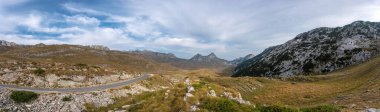 Durmitor Dağı 'nın tepesinde güzel bir manzara. Yılan yolu ve Karadağ 'ın dağlarına inanılmaz bir manzara