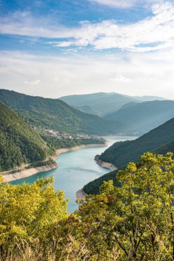 Piva Gölü veya Pivsko Jezero yapay gölü, Karadağ.