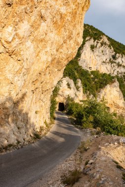 Karadağ 'ın Durmitor kentinden Pluzine kasabasına giden yoldaki kayalık dağdaki tünel.
