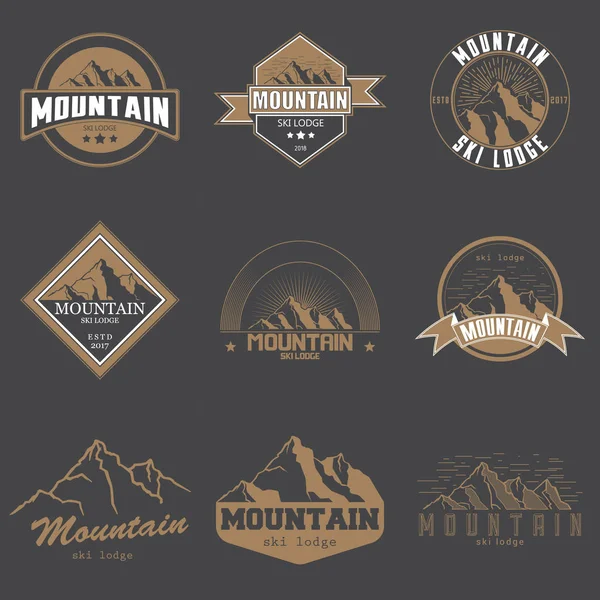 Set di diverse montagne vintage logo emblema vettoriale illustrazione. Montagne e icone di viaggio per le organizzazioni turistiche . — Vettoriale Stock