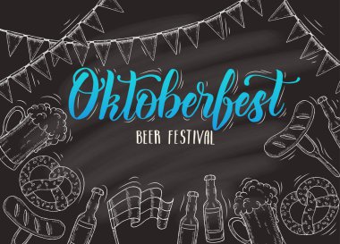 Elle çizilmiş bira, şapka, bayrak çelengi, simit, sosis, karatahtaya bayrak çizilmiş Oktoberfest kutlama posteri. El yapımı harfler. Robot resim. Oktoberfest tasarımı 