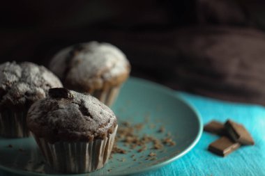 Masanın üzerinde bir çikolata ile çikolatalı kek