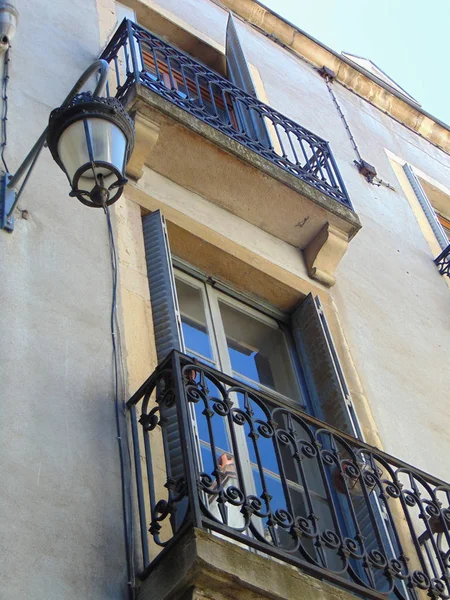 La fachada del edificio con ventanas y balcón. Linterna en la casa —  Fotos de Stock