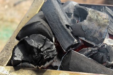 şiş kebap için yanan kömürlerin yakın çekim