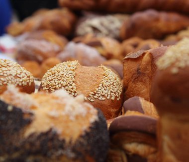 Taze kokulu ekmek masada, fırın ürünleri yakın çekim.