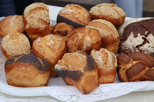 Taze kokulu ekmek masada, taze ev yapımı kekler yakın çekim.