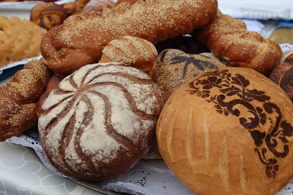 Tablo, ev-pişmiş-somun ile susam, somun ile sprinkles, taze kokulu ekmek ekmek ile dekorasyon.