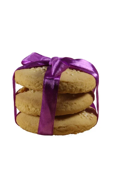 Ev yapımı kurabiye kurabiye. Şerit ve yay ile bağlı kurabiyeleri.