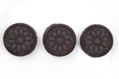 Beyaz izole üç çikolata kurabiye yakın çekim.