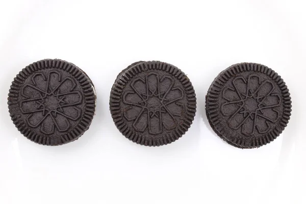 Beyaz izole üç çikolata kurabiye yakın çekim.