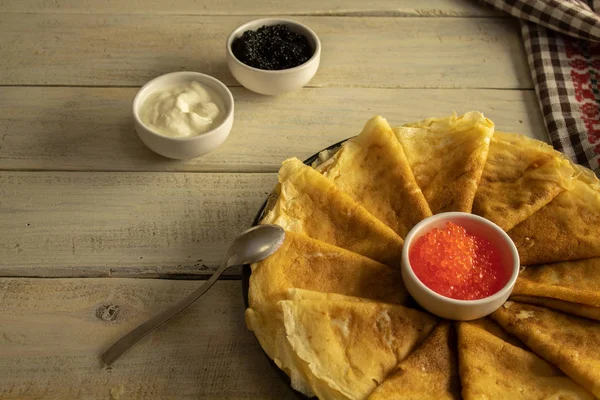 Russian portion of pancakes with red caviar on a wooden texture — Stock Photo, Image