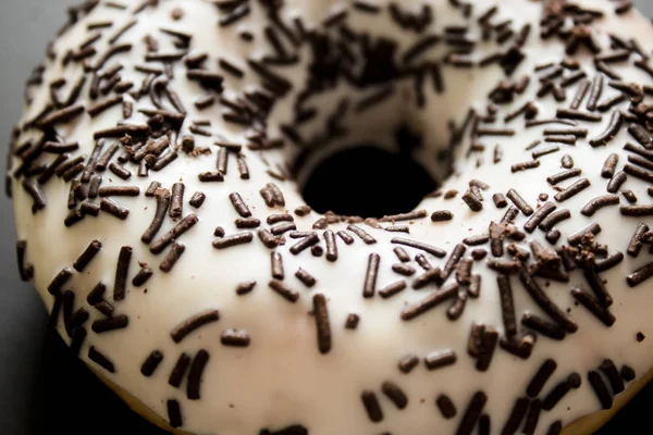 Donut på svart bakgrund. Topp-vy. — Stockfoto