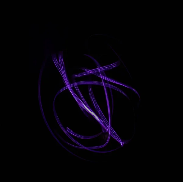 Freeze Light Foto, abstrakte Streifen lila Farbe auf schwarzem Hintergrund, mit Lichtmalerei oder Lichtzeichnung — Stockfoto