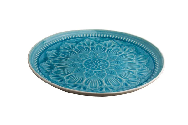 İzole edilmiş beyaz arkaplanda mavi boş tabağın yan görünümü.