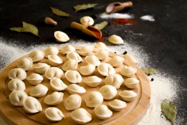 Kurulda pişmemiş Rus ev yapımı mantı ya da ravioli var. Yukarıdan görünüşü.