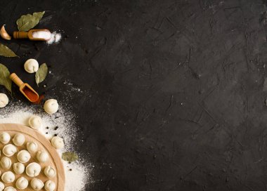 Kurulda pişmemiş Rus ev yapımı mantı ya da ravioli var. Düz yatıyordu.