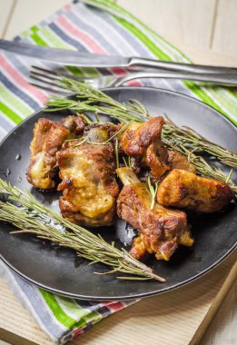 rosemary bir plaka ile kavrulmuş domuz kaburga