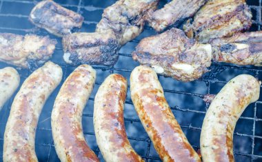 açık havada ızgara sosis kızarmış