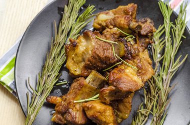 rosemary bir plaka ile kavrulmuş domuz kaburga