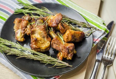 rosemary bir plaka ile kavrulmuş domuz kaburga