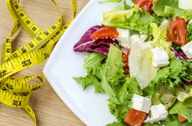 Diyet salata domates ve peynir bir plaka üzerinde