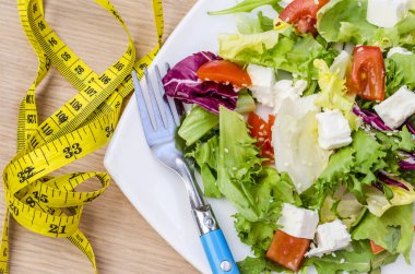 Diyet salata domates ve peynir bir plaka üzerinde